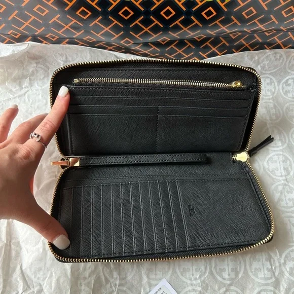 Tory Burch Robinson Passport Continental Wallet Black Gold